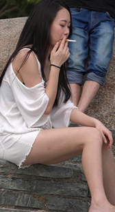 白短裤大长腿美女