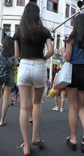街拍白腿短裤明显V内痕