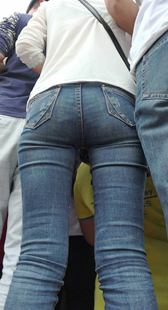 超紧牛仔少妇仰拍特写