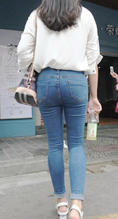 牛仔裤宽大臀大美女