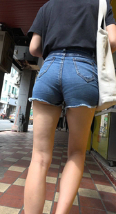牛仔短裤大长腿大学妹