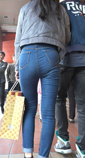 紧身牛仔深沟紧内痕情侣