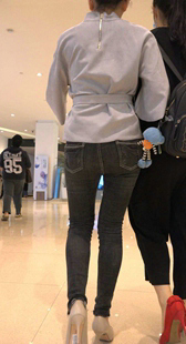 细高跟黑牛仔长腿少妇