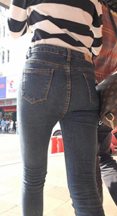 街拍包臀黑牛仔美女强