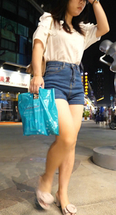 牛仔短裤肥臀眼镜少妇