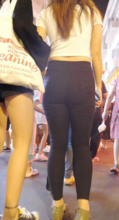 紧身黑裤大肥臀少女