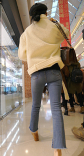 粗跟紧身牛仔包臀美女