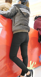 黑裤翘紧臀年轻妈咪