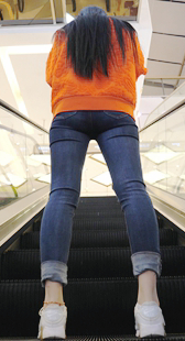 紧身蓝牛肥臀少女电梯暴露战斗力