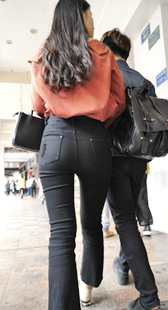 蛇腰圆臀黑牛仔大学妹