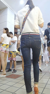 细腰紧身牛仔深沟美女