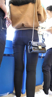 紧身黑裤宽臀长发大学妹