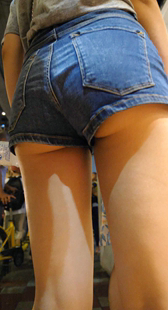 长腿牛仔短裤露半PP大学妹