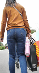 紧身牛仔包臀长腿妈咪