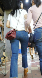 长发牛仔裤超紧宽臀美女