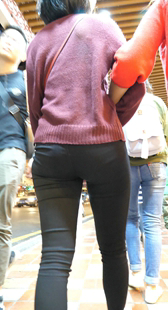 紧身黑裤包臀眼镜妹