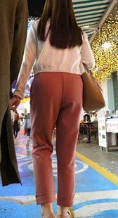 少见橘红色西裤长发少女