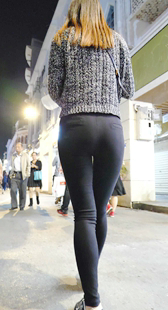 紧身黑裤苹果臀长发美女