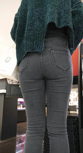 细腰苹果臀黑牛仔美女