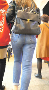 牛仔饱满巨臀大学妹