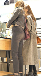 高挑黑牛仔紧臀长发美女