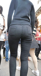 高挑黑裤苹果臀深沟少妇