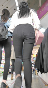 紧身黑裤长发学生妹透内痕