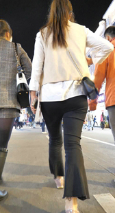 超紧苹果臀黑西裤长发少妇