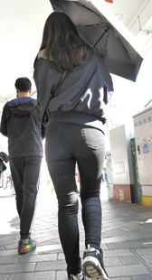 紧身黑牛仔超深沟少妇