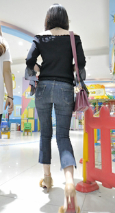 高跟紧身牛仔短发美少女