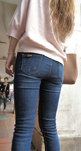 街拍深牛仔裤翘紧臀大学生