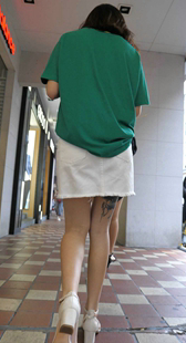 纹身白短裙小妹子