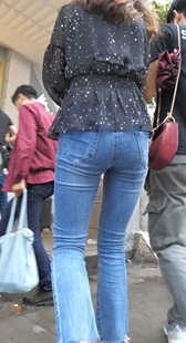 街拍紧身蓝牛包臀少女