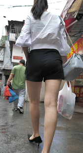 高跟黑短裤紧臀高挑少妇
