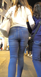 牛仔裤饱满苹果臀美女