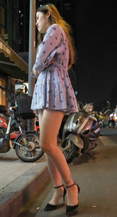 高跟短裙大长腿长发美女