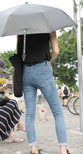 等车超紧牛仔美女身材变形