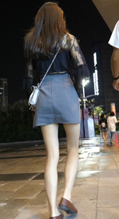 短裙美腿长发大学妹