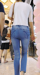 细腰饱满翘臀牛仔裤少妇