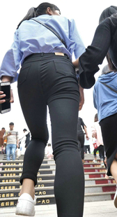 紧身丰满包臀黑牛仔少妇