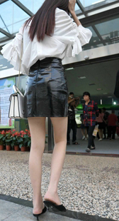 性感皮短裙美腿小姐姐