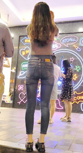 超紧牛仔裤苹果臀小妹妹