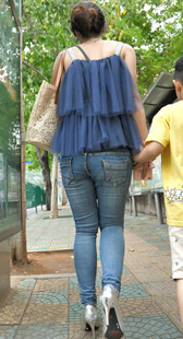 性感高跟紧牛年青妈咪真能扭