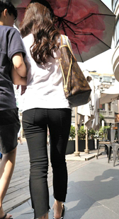 波浪长发黑牛仔美女