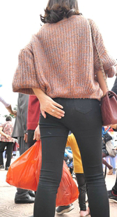 紧身打底裤紧臀年青妈妈