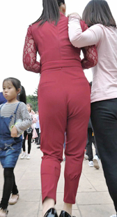 高挑西裤套装宽臀少妇