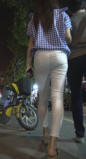 街拍超紧白裤小高跟内痕明显