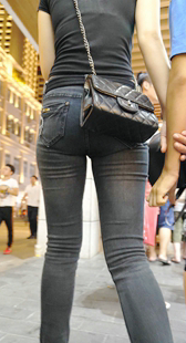 高跟黑牛仔肥臀美女超会扭