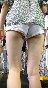 牛仔短裤露半PP长腿骚妇
