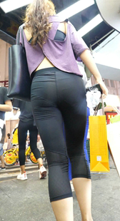 瑜伽裤饱满大翘臀紧内痕露肚脐美女